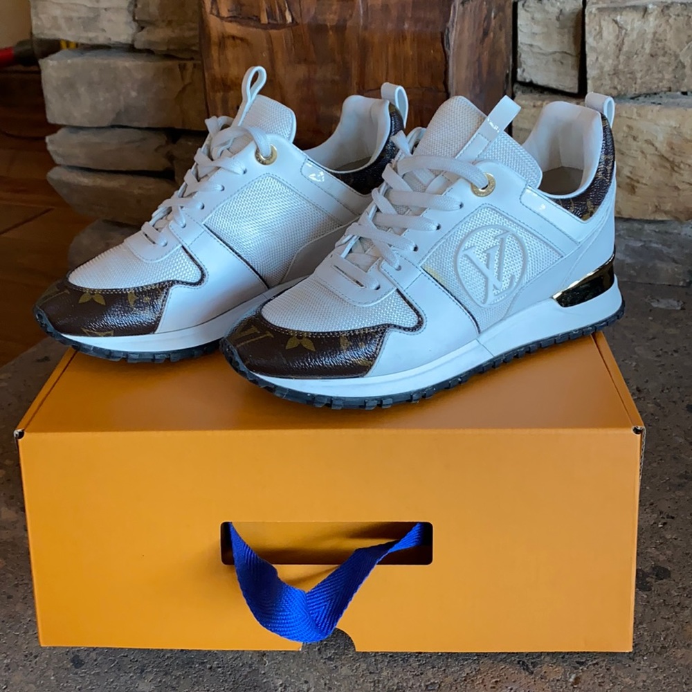 Auth. Louis Vuitton Run away sneaker